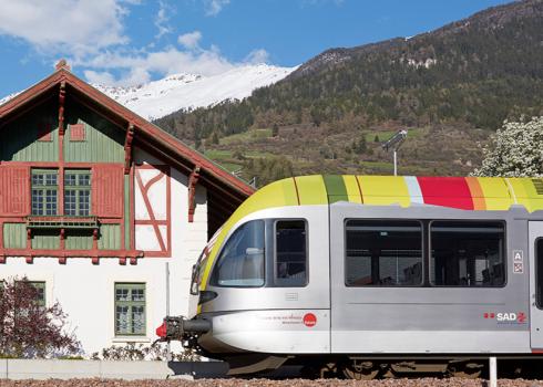 Längs der Vinschger Bahn werden Fußgängerunterführungen gebaut und Bahnschwellen erneuert